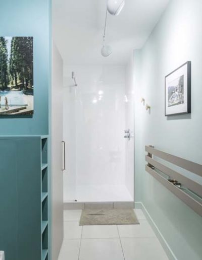 Salle de bain dans les harmonies de couleurs bleu vert céladon